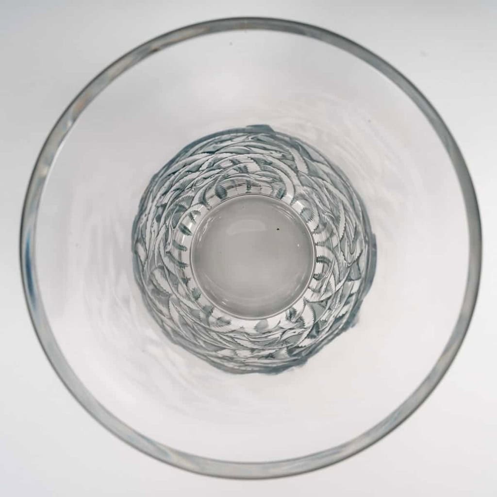 Vase « Bornéo » verre blanc patiné bleu de René LALIQUE | Biron Vase "Bornéo" verre blanc patiné bleu de René LALIQUE