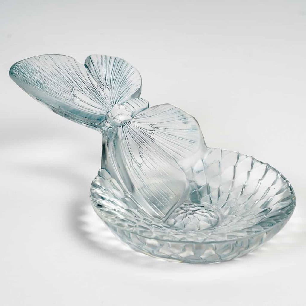 Cendrier « Dahlia et Papillon » verre blanc patiné bleu de René LALIQUE | Biron ||||||||
