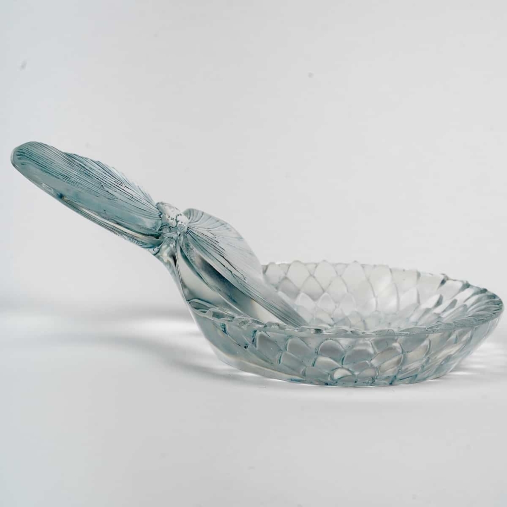 Cendrier « Dahlia et Papillon » verre blanc patiné bleu de René LALIQUE | Biron Cendrier "Dahlia et Papillon" verre blanc patiné bleu de René LALIQUE