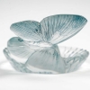 Cendrier « Dahlia et Papillon » verre blanc patiné bleu de René LALIQUE | Biron Cendrier "Dahlia et Papillon" verre blanc patiné bleu de René LALIQUE