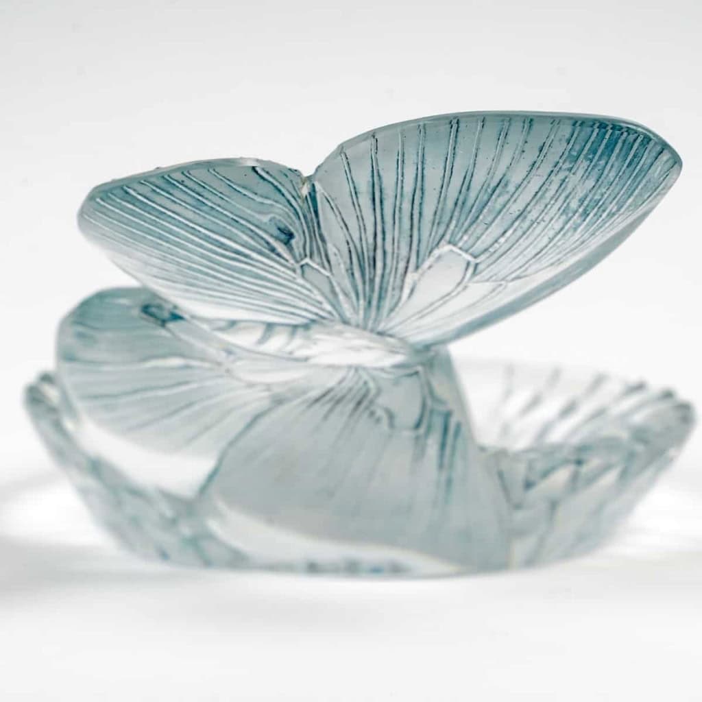 Cendrier « Dahlia et Papillon » verre blanc patiné bleu de René LALIQUE | Biron Cendrier "Dahlia et Papillon" verre blanc patiné bleu de René LALIQUE