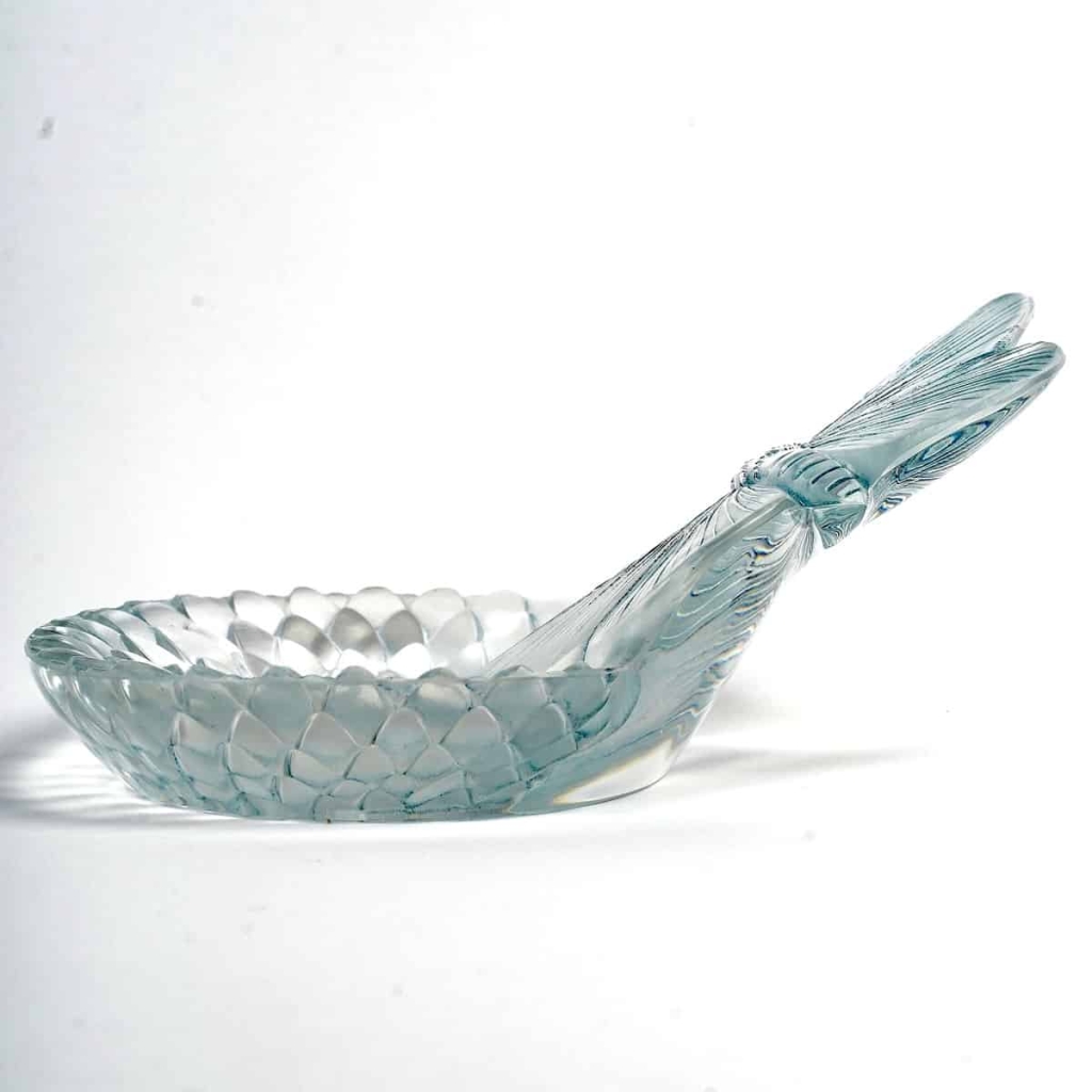 Cendrier « Dahlia et Papillon » verre blanc patiné bleu de René LALIQUE | Biron Cendrier "Dahlia et Papillon" verre blanc patiné bleu de René LALIQUE