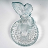 Cendrier « Dahlia et Papillon » verre blanc patiné bleu de René LALIQUE | Biron Cendrier "Dahlia et Papillon" verre blanc patiné bleu de René LALIQUE