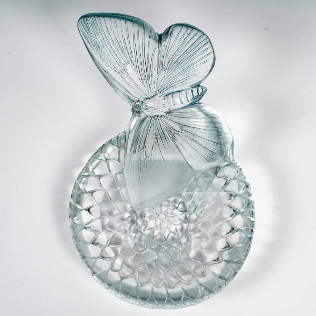 Cendrier « Dahlia et Papillon » verre blanc patiné bleu de René LALIQUE | Biron Cendrier "Dahlia et Papillon" verre blanc patiné bleu de René LALIQUE