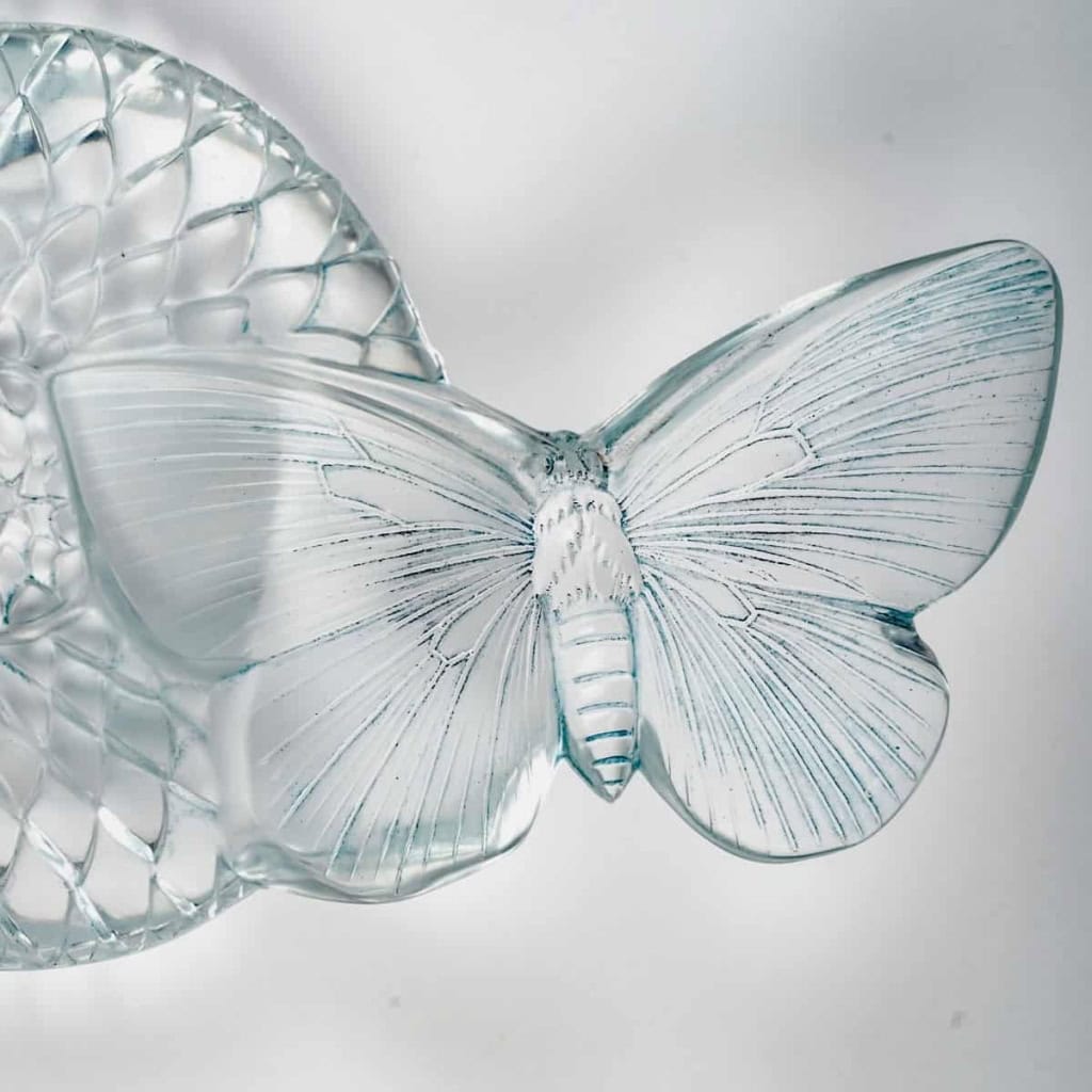 Cendrier « Dahlia et Papillon » verre blanc patiné bleu de René LALIQUE | Biron Cendrier "Dahlia et Papillon" verre blanc patiné bleu de René LALIQUE