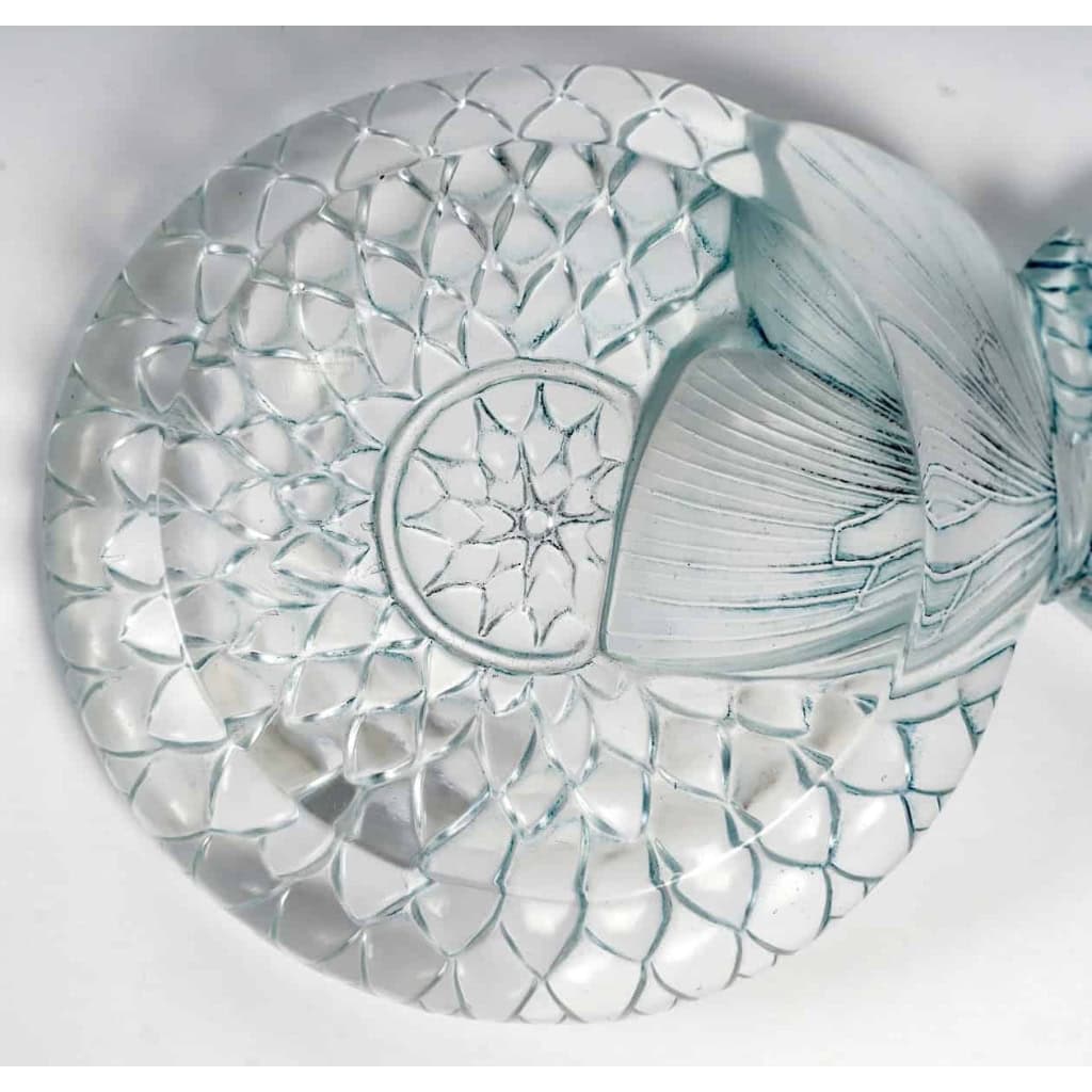 Cendrier « Dahlia et Papillon » verre blanc patiné bleu de René LALIQUE | Biron Cendrier "Dahlia et Papillon" verre blanc patiné bleu de René LALIQUE