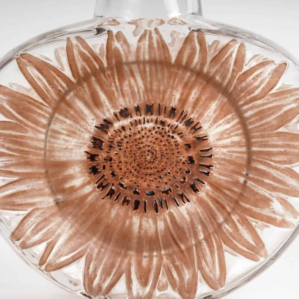Vase « Soleil » verre blanc patiné sépia et émaillé marron de René LALIQUE | Biron Vase "Soleil" verre blanc patiné sépia et émaillé marron de René LALIQUE