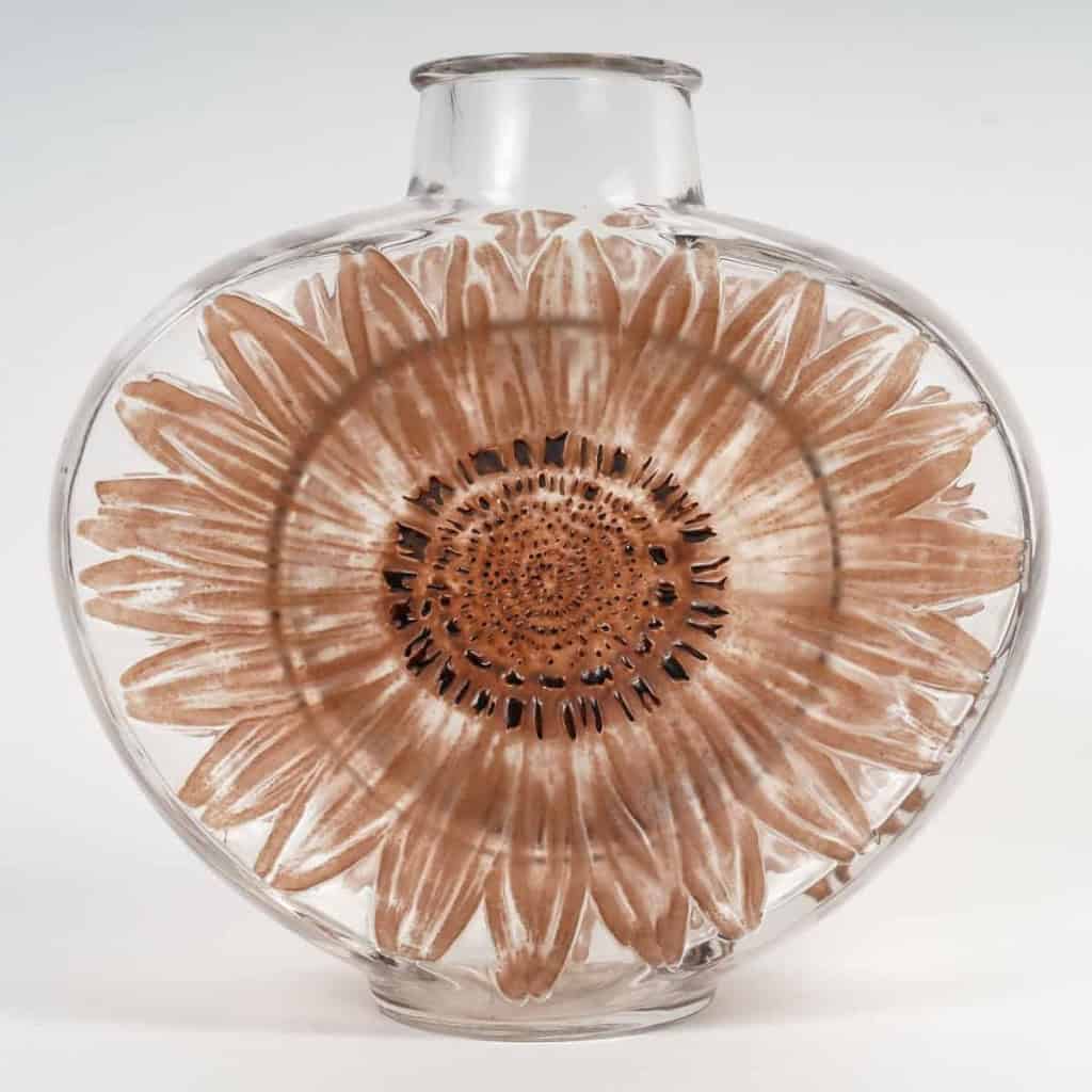 Vase « Soleil » verre blanc patiné sépia et émaillé marron de René LALIQUE | Biron Vase "Soleil" verre blanc patiné sépia et émaillé marron de René LALIQUE