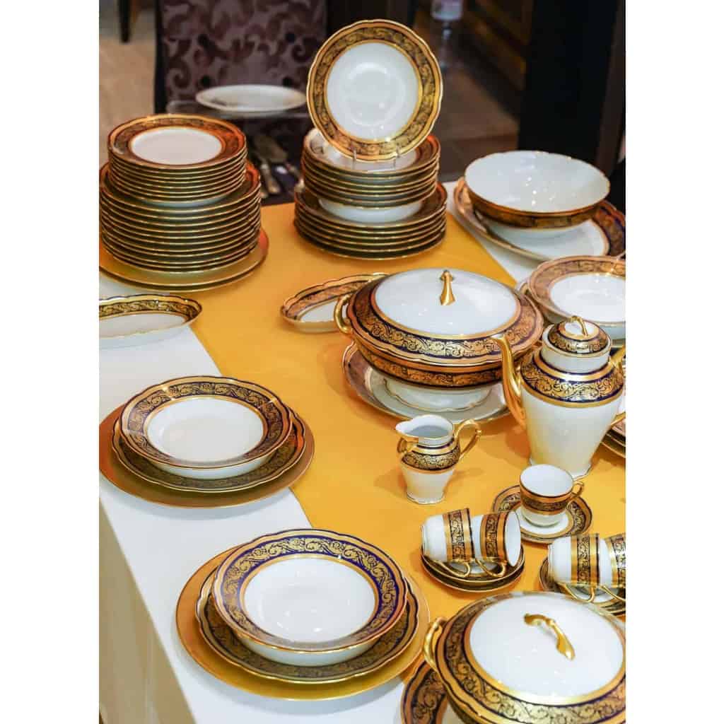 Service de Table en Porcelaine de Limoges, maison BERNARDAUD , bleu de four et or, Modèle Vendôme , pour 12 personnes, 68 pièces | Biron |||||||||||||||