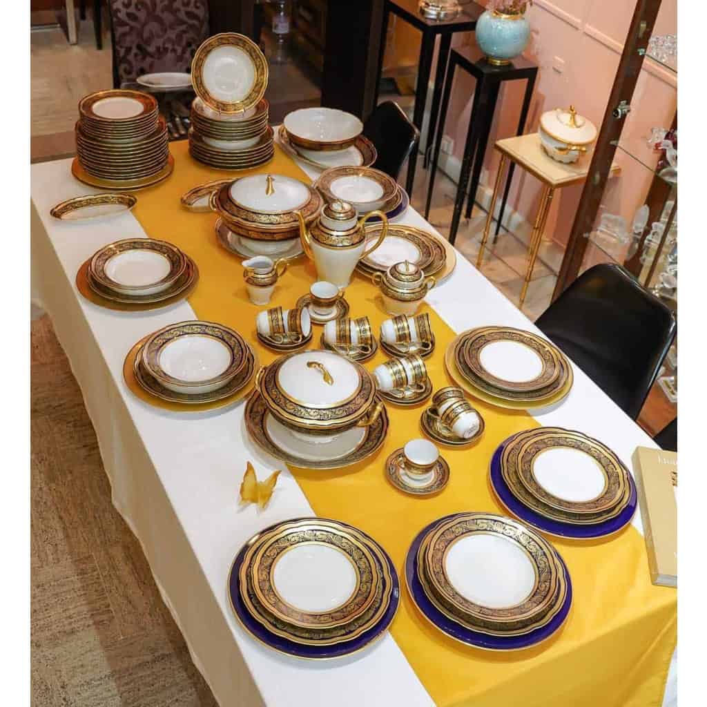 Service de Table en Porcelaine de Limoges, maison BERNARDAUD , bleu de four et or, Modèle Vendôme , pour 12 personnes, 68 pièces | Biron Service de Table en Porcelaine de Limoges, maison BERNARDAUD , bleu de four et or, Modèle Vendôme , pour 12 personnes, 68 pièces