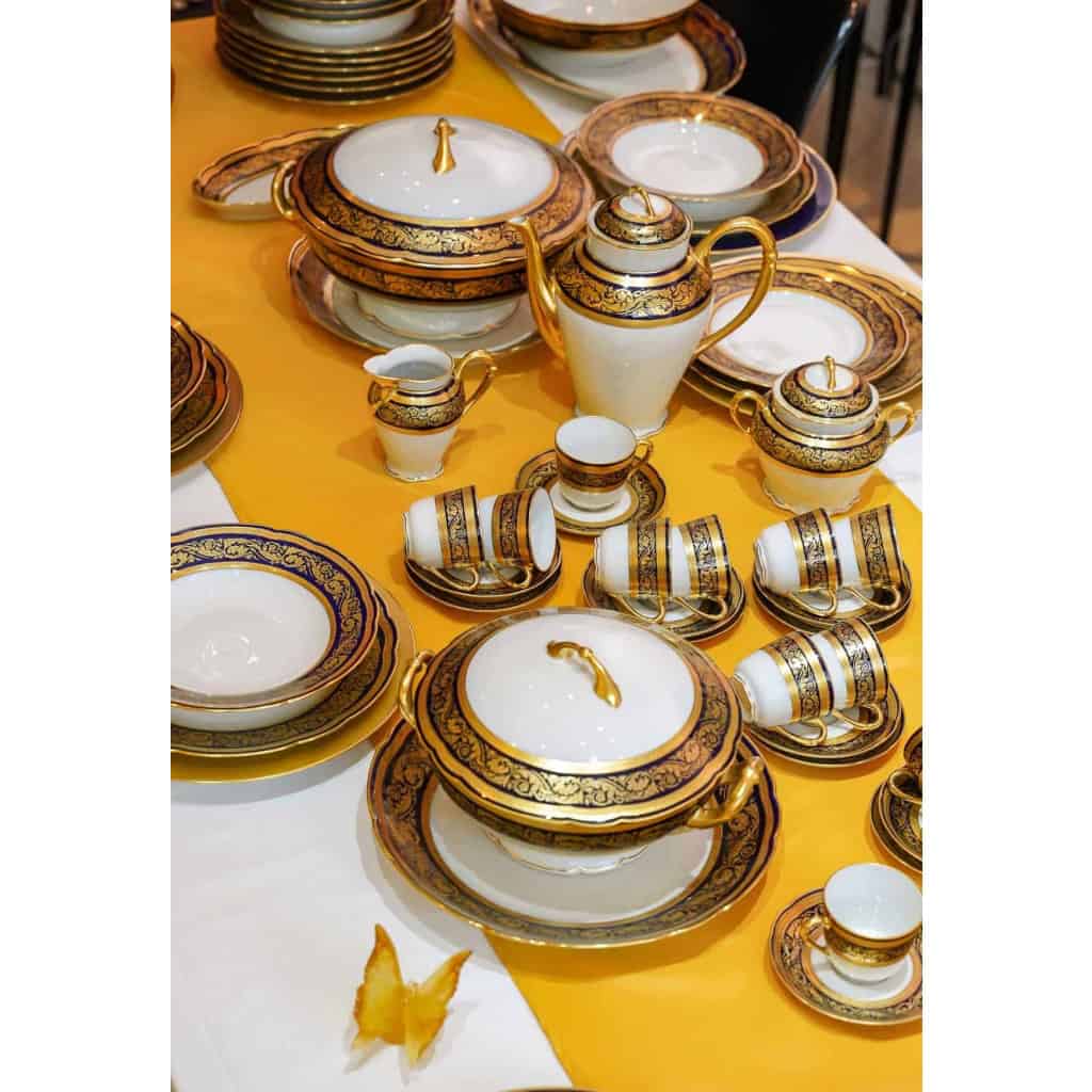 Service de Table en Porcelaine de Limoges, maison BERNARDAUD , bleu de four et or, Modèle Vendôme , pour 12 personnes, 68 pièces | Biron Service de Table en Porcelaine de Limoges, maison BERNARDAUD , bleu de four et or, Modèle Vendôme , pour 12 personnes, 68 pièces