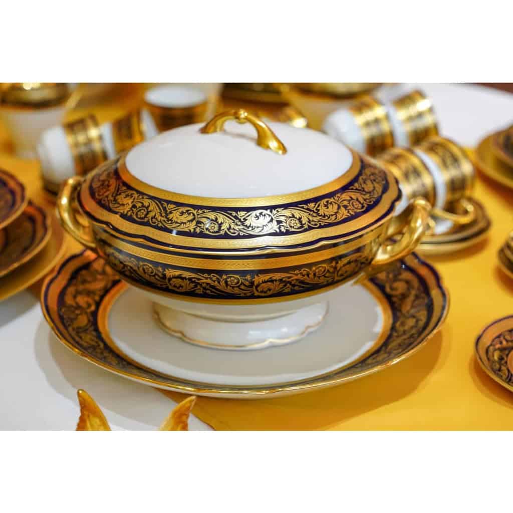 Service de Table en Porcelaine de Limoges, maison BERNARDAUD , bleu de four et or, Modèle Vendôme , pour 12 personnes, 68 pièces | Biron Service de Table en Porcelaine de Limoges, maison BERNARDAUD , bleu de four et or, Modèle Vendôme , pour 12 personnes, 68 pièces