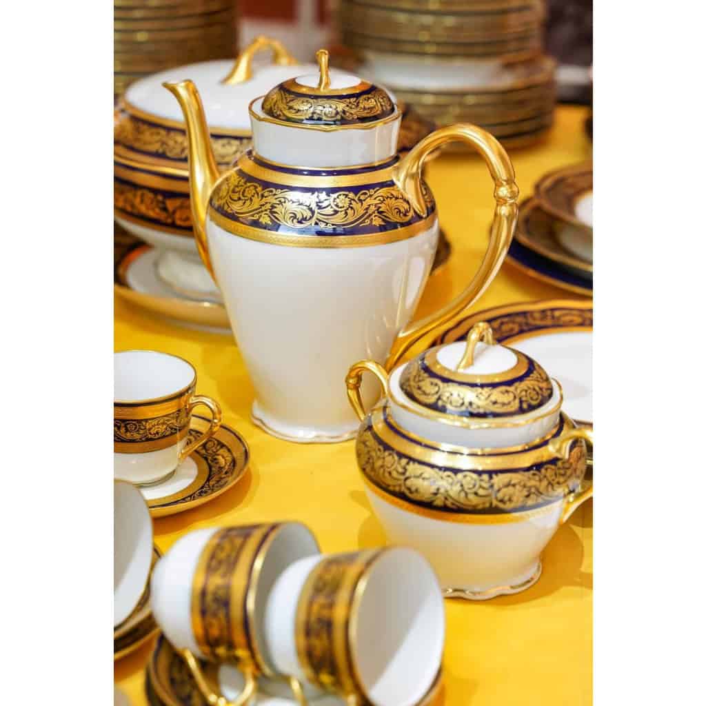 Service de Table en Porcelaine de Limoges, maison BERNARDAUD , bleu de four et or, Modèle Vendôme , pour 12 personnes, 68 pièces | Biron Service de Table en Porcelaine de Limoges, maison BERNARDAUD , bleu de four et or, Modèle Vendôme , pour 12 personnes, 68 pièces