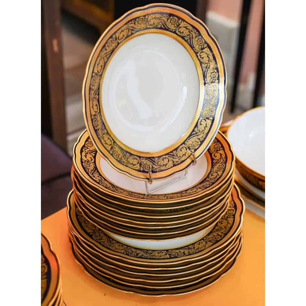 Service de Table en Porcelaine de Limoges, maison BERNARDAUD , bleu de four et or, Modèle Vendôme , pour 12 personnes, 68 pièces | Biron Service de Table en Porcelaine de Limoges, maison BERNARDAUD , bleu de four et or, Modèle Vendôme , pour 12 personnes, 68 pièces
