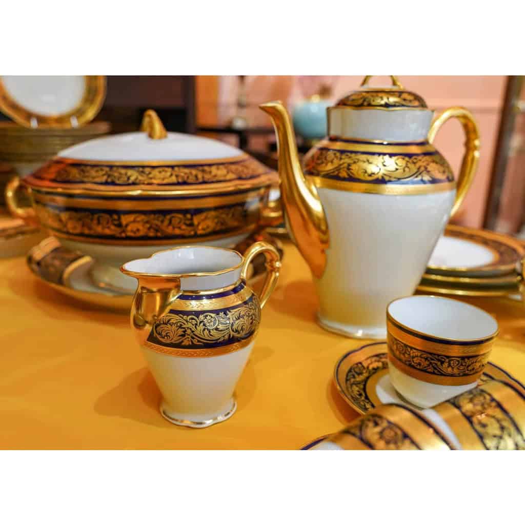Service de Table en Porcelaine de Limoges, maison BERNARDAUD , bleu de four et or, Modèle Vendôme , pour 12 personnes, 68 pièces | Biron Service de Table en Porcelaine de Limoges, maison BERNARDAUD , bleu de four et or, Modèle Vendôme , pour 12 personnes, 68 pièces