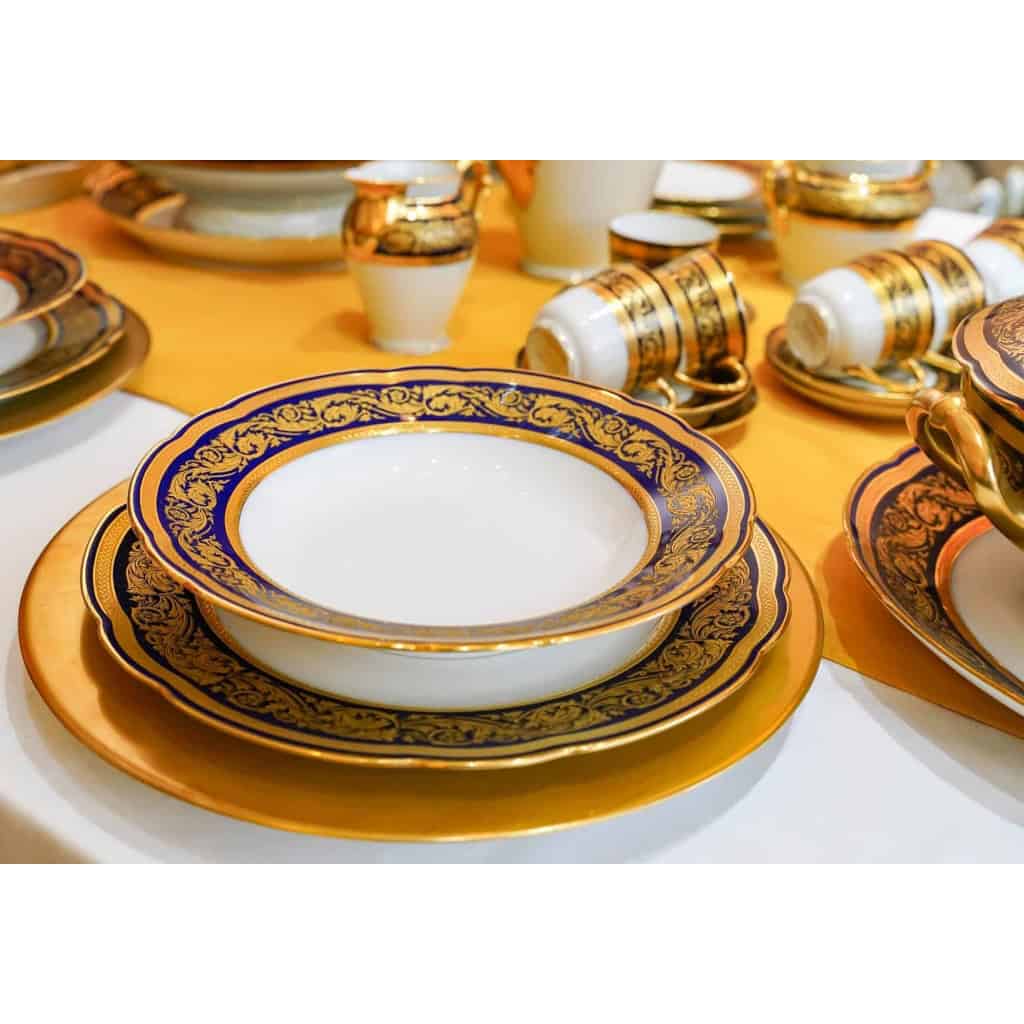 Service de Table en Porcelaine de Limoges, maison BERNARDAUD , bleu de four et or, Modèle Vendôme , pour 12 personnes, 68 pièces | Biron Service de Table en Porcelaine de Limoges, maison BERNARDAUD , bleu de four et or, Modèle Vendôme , pour 12 personnes, 68 pièces