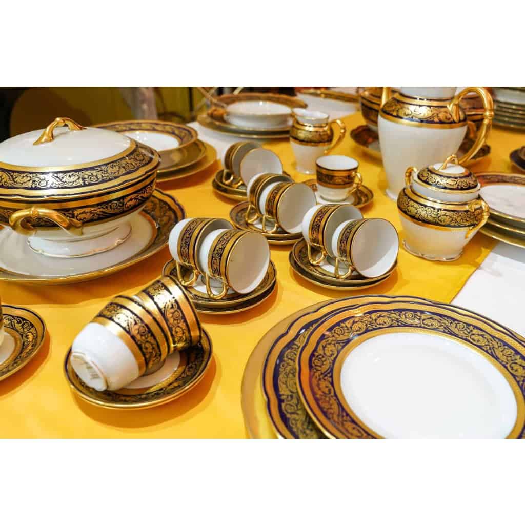 Service de Table en Porcelaine de Limoges, maison BERNARDAUD , bleu de four et or, Modèle Vendôme , pour 12 personnes, 68 pièces | Biron Service de Table en Porcelaine de Limoges, maison BERNARDAUD , bleu de four et or, Modèle Vendôme , pour 12 personnes, 68 pièces