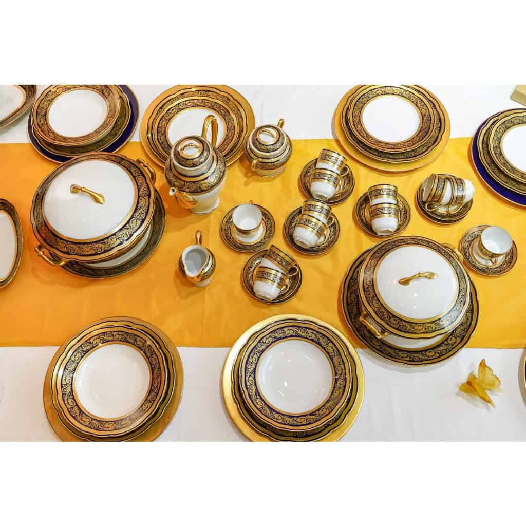 Service de Table en Porcelaine de Limoges, maison BERNARDAUD , bleu de four et or, Modèle Vendôme , pour 12 personnes, 68 pièces | Biron Service de Table en Porcelaine de Limoges, maison BERNARDAUD , bleu de four et or, Modèle Vendôme , pour 12 personnes, 68 pièces