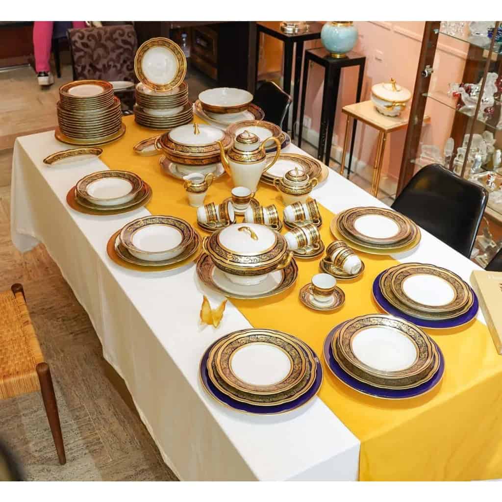 Service de Table en Porcelaine de Limoges, maison BERNARDAUD , bleu de four et or, Modèle Vendôme , pour 12 personnes, 68 pièces | Biron Service de Table en Porcelaine de Limoges, maison BERNARDAUD , bleu de four et or, Modèle Vendôme , pour 12 personnes, 68 pièces