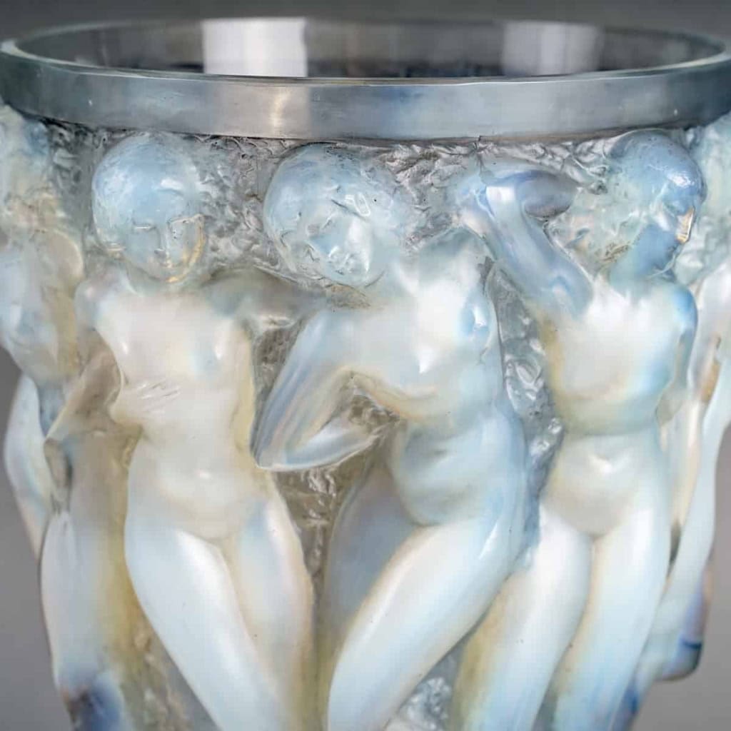 Vase « Bacchantes » verre opalescent patiné gris – socle en bronze d’origine de René LALIQUE | Biron Vase "Bacchantes" verre opalescent patiné gris - socle en bronze d'origine de René LALIQUE