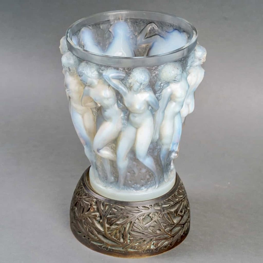 Vase « Bacchantes » verre opalescent patiné gris – socle en bronze d’origine de René LALIQUE | Biron Vase "Bacchantes" verre opalescent patiné gris - socle en bronze d'origine de René LALIQUE