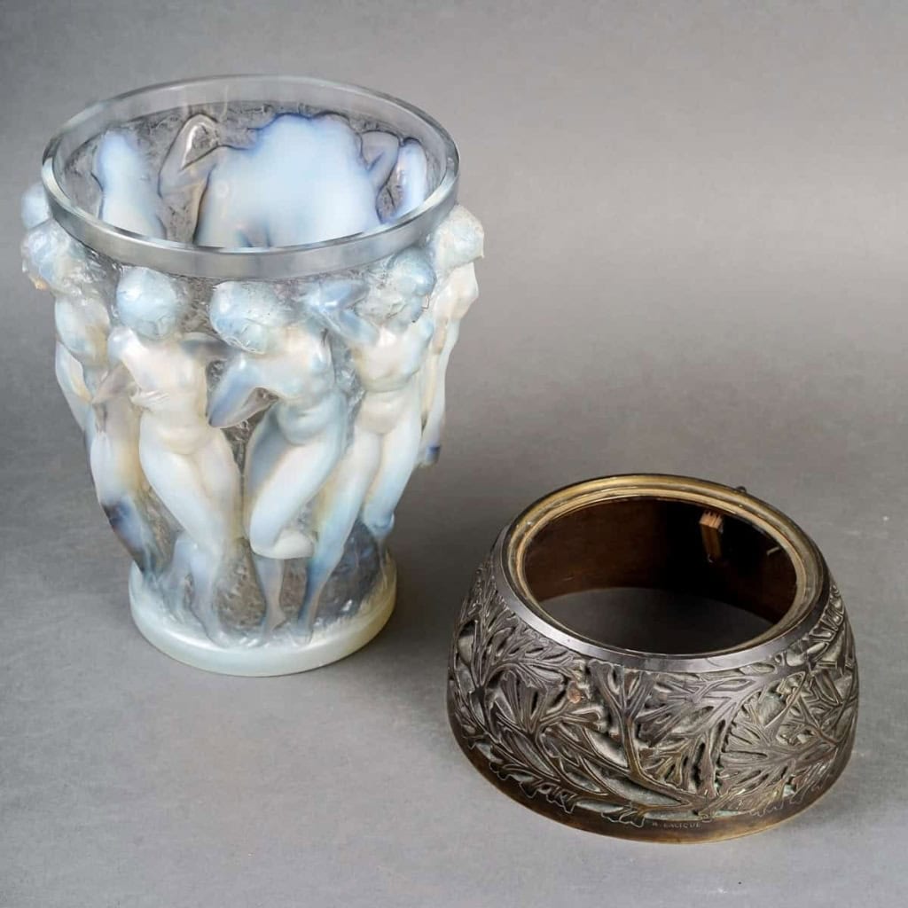 Vase « Bacchantes » verre opalescent patiné gris – socle en bronze d’origine de René LALIQUE | Biron Vase "Bacchantes" verre opalescent patiné gris - socle en bronze d'origine de René LALIQUE