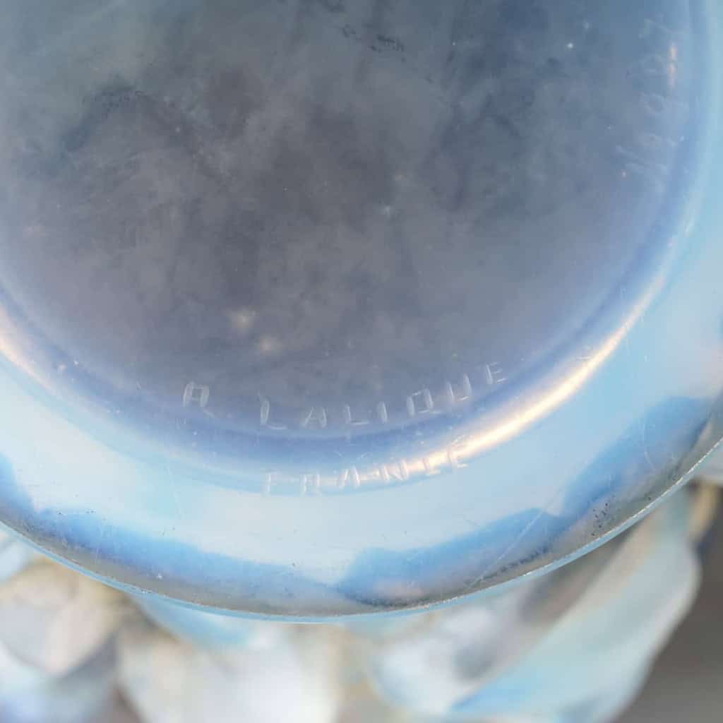 Vase « Bacchantes » verre opalescent patiné gris – socle en bronze d’origine de René LALIQUE | Biron Vase "Bacchantes" verre opalescent patiné gris - socle en bronze d'origine de René LALIQUE