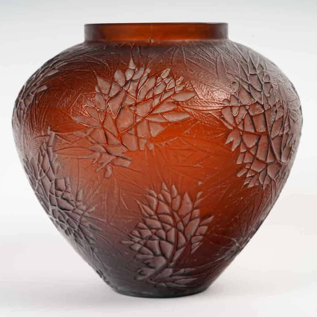 Vase « Estérel » verre ambre patiné blanc de René LALIQUE | Biron Vase "Estérel" verre ambre patiné blanc de René LALIQUE