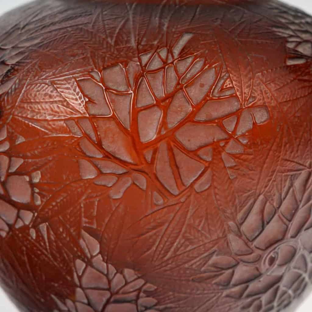Vase « Estérel » verre ambre patiné blanc de René LALIQUE | Biron Vase "Estérel" verre ambre patiné blanc de René LALIQUE