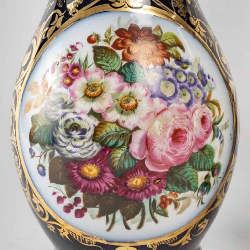 Une paire de vases en porcelaine de Bayeux fin XIXème siècle