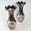 Une paire de vases en porcelaine de Bayeux fin XIXème siècle