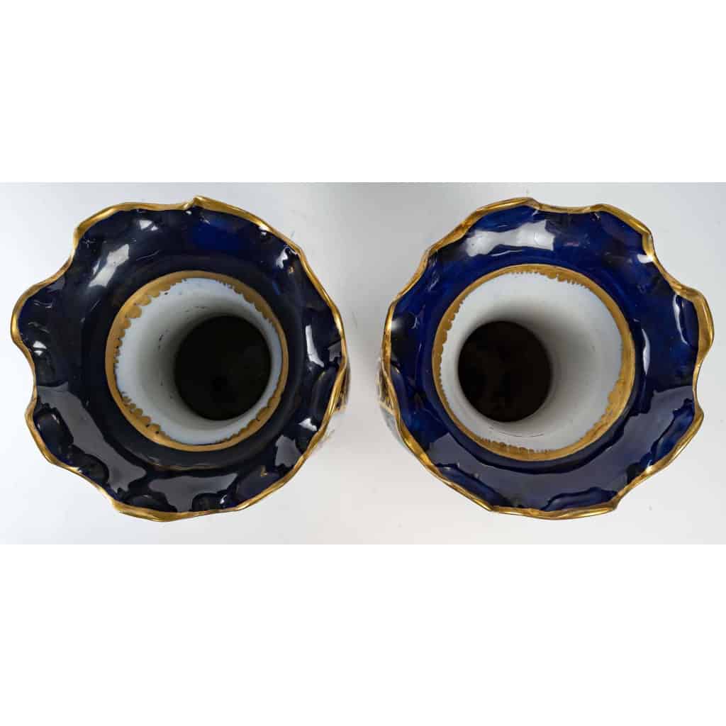 Une paire de vases en porcelaine de Bayeux fin XIXème siècle