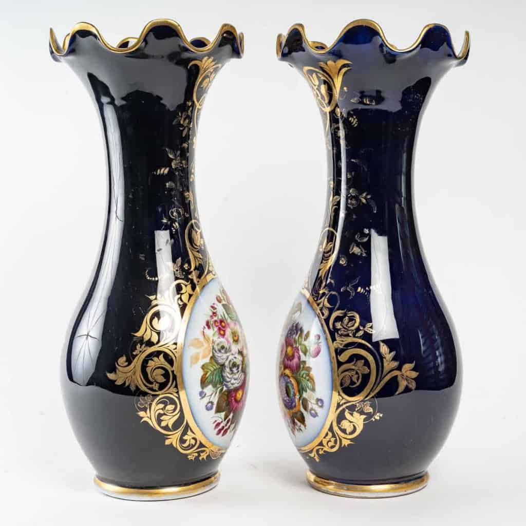 Une paire de vases en porcelaine de Bayeux fin XIXème siècle