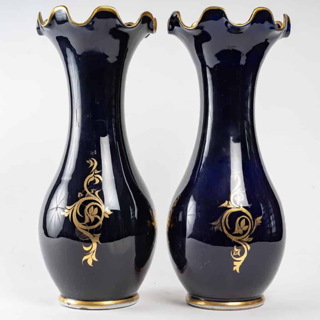 Une paire de vases en porcelaine de Bayeux fin XIXème siècle