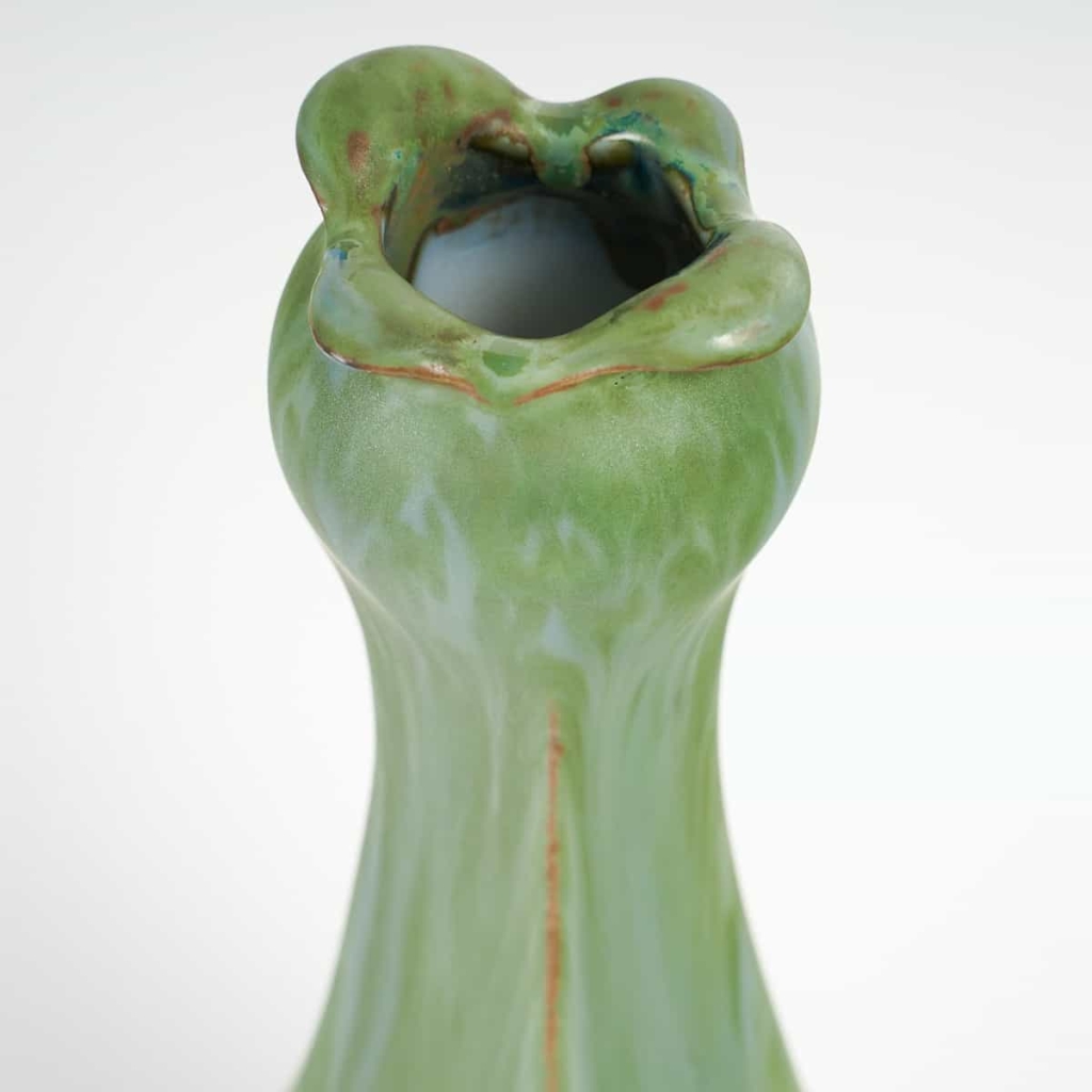 Vase vert en grès et socle en bronze à patine dorée de l’artiste Paul Louchet, période Art Nouveau, début du XXe siècle. | Biron Vase vert en grès et socle en bronze à patine dorée de l'artiste Paul Louchet, période Art Nouveau, début du XXe siècle.