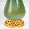 Vase vert en grès et socle en bronze à patine dorée de l’artiste Paul Louchet, période Art Nouveau, début du XXe siècle. | Biron Vase vert en grès et socle en bronze à patine dorée de l'artiste Paul Louchet, période Art Nouveau, début du XXe siècle.