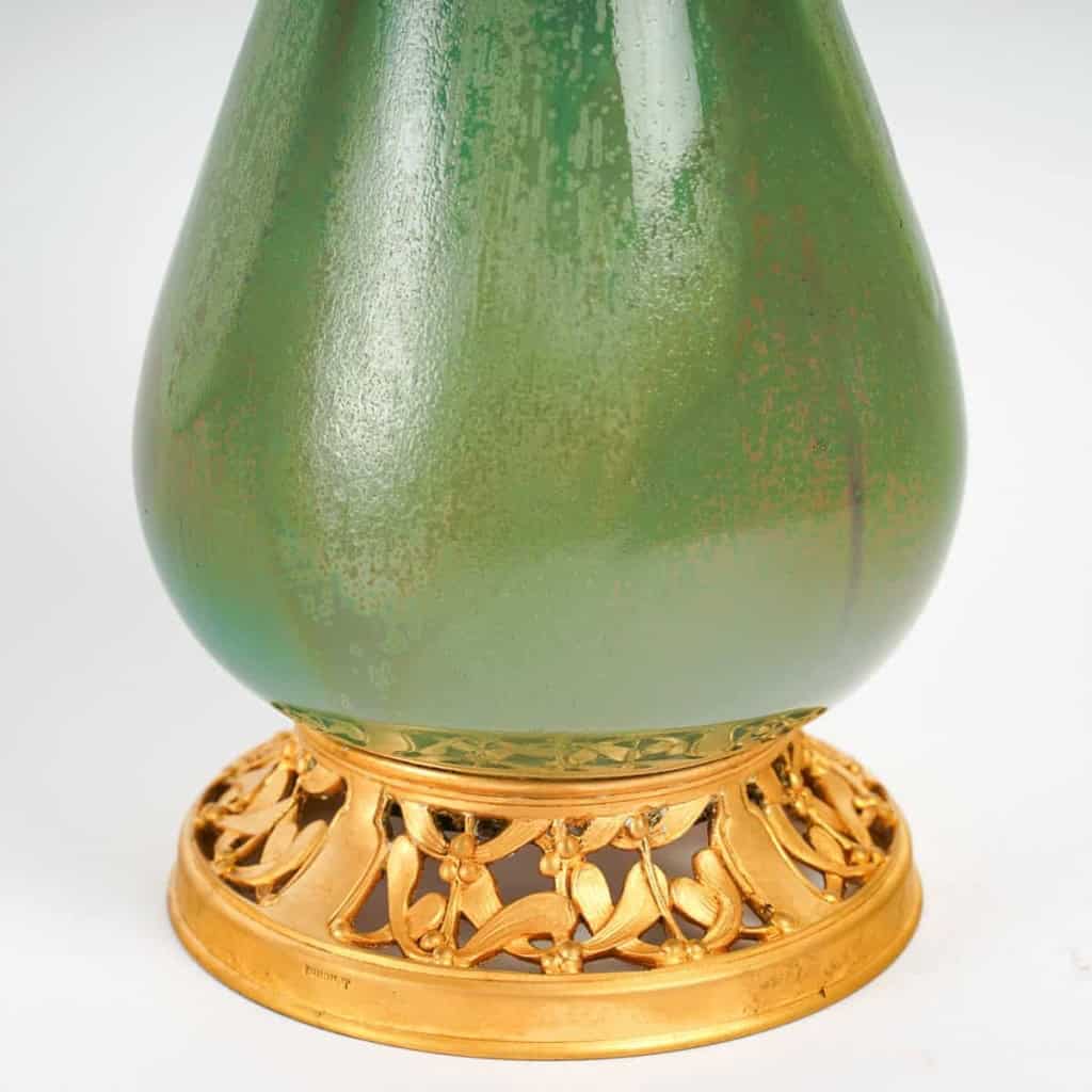 Vase vert en grès et socle en bronze à patine dorée de l’artiste Paul Louchet, période Art Nouveau, début du XXe siècle. | Biron Vase vert en grès et socle en bronze à patine dorée de l'artiste Paul Louchet, période Art Nouveau, début du XXe siècle.