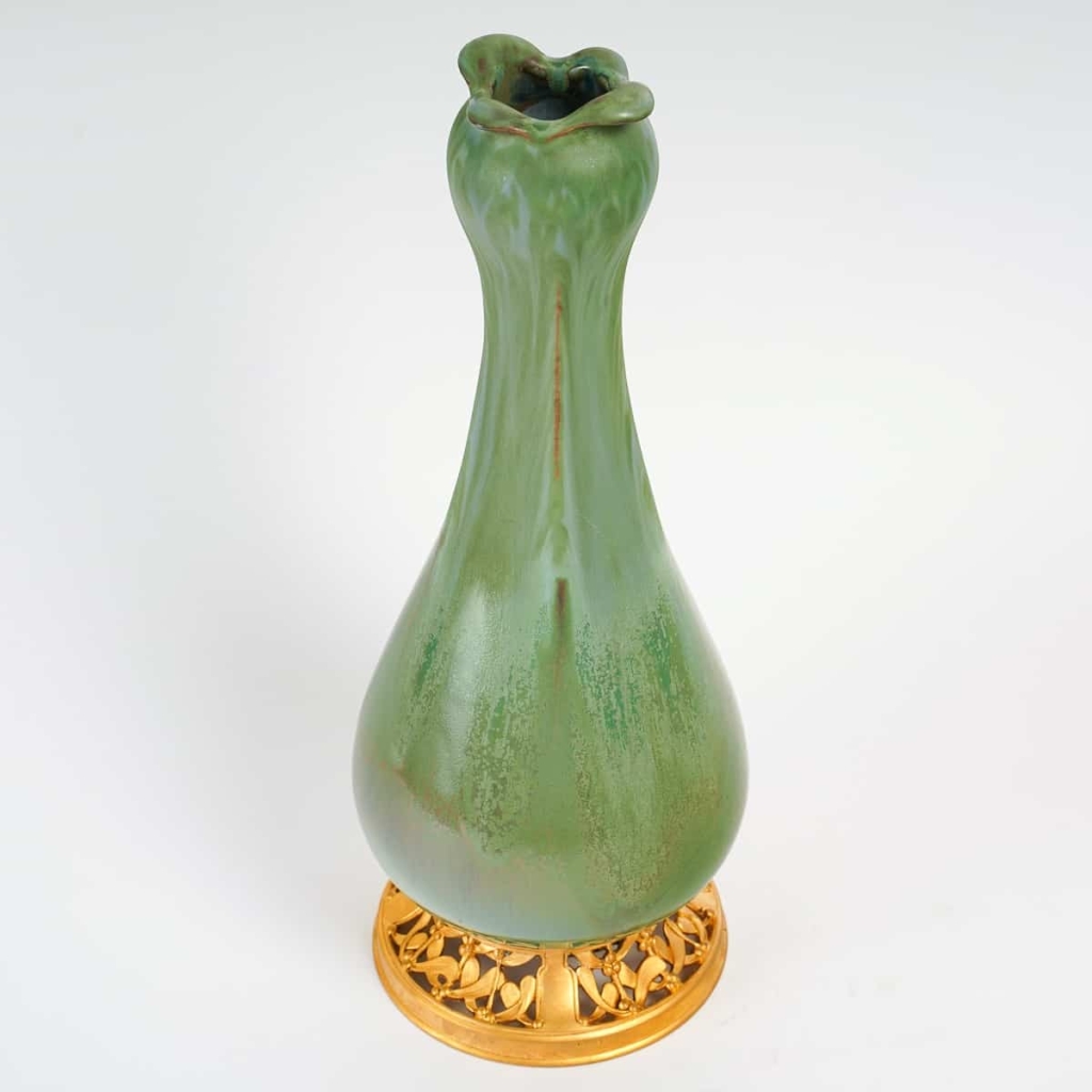 Vase vert en grès et socle en bronze à patine dorée de l’artiste Paul Louchet, période Art Nouveau, début du XXe siècle. | Biron Vase vert en grès et socle en bronze à patine dorée de l'artiste Paul Louchet, période Art Nouveau, début du XXe siècle.