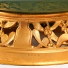 Vase vert en grès et socle en bronze à patine dorée de l’artiste Paul Louchet, période Art Nouveau, début du XXe siècle. | Biron Vase vert en grès et socle en bronze à patine dorée de l'artiste Paul Louchet, période Art Nouveau, début du XXe siècle.