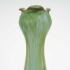 Vase vert en grès et socle en bronze à patine dorée de l’artiste Paul Louchet, période Art Nouveau, début du XXe siècle. | Biron Vase vert en grès et socle en bronze à patine dorée de l'artiste Paul Louchet, période Art Nouveau, début du XXe siècle.