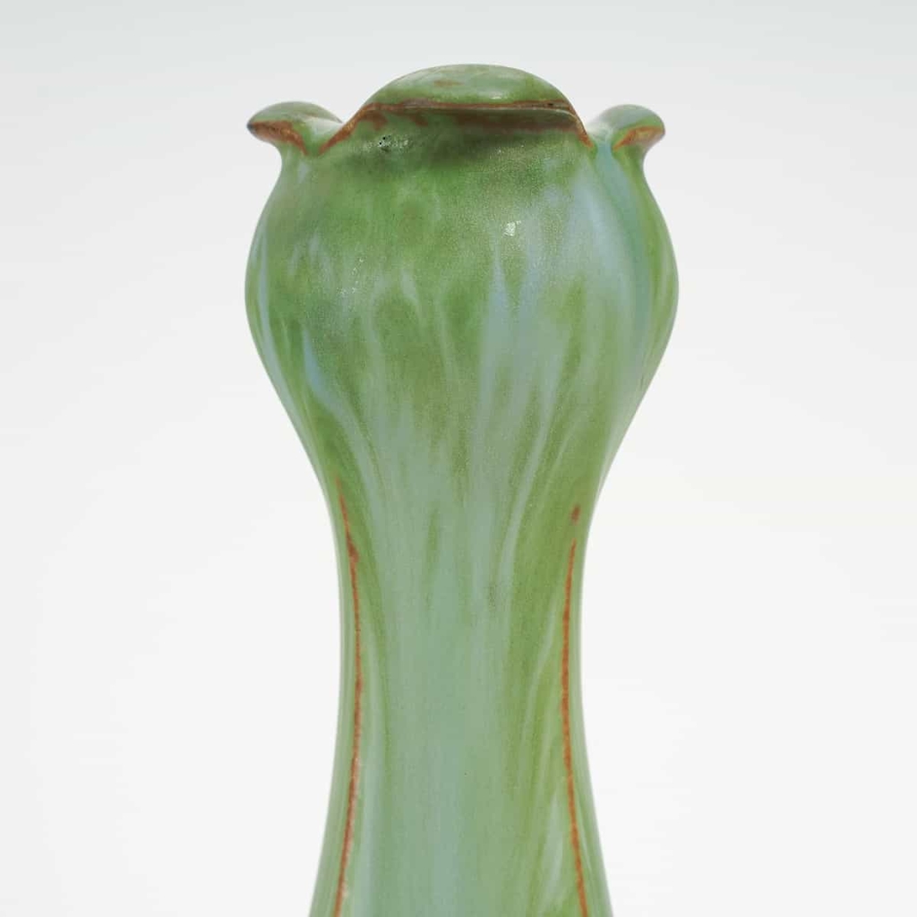 Vase vert en grès et socle en bronze à patine dorée de l’artiste Paul Louchet, période Art Nouveau, début du XXe siècle. | Biron Vase vert en grès et socle en bronze à patine dorée de l'artiste Paul Louchet, période Art Nouveau, début du XXe siècle.