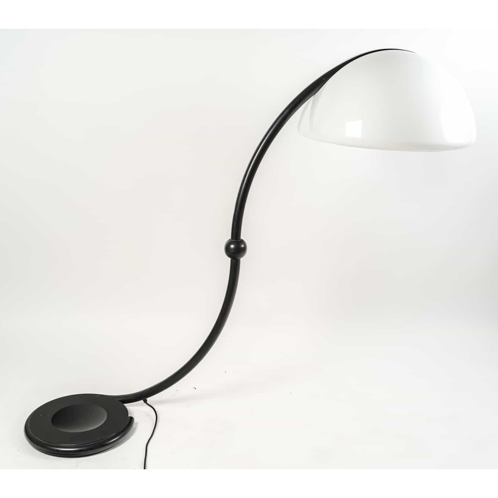 Lampe sur pied noir, modèle serpent, 1960-1970 | Biron Lampe sur pied noir, modèle serpent, 1960-1970