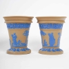 Paire de cache-pots en terre cuite à décor bleu antiquisant, manufacture de Wedgwood, XIXe siècle. | Biron ||||||||||