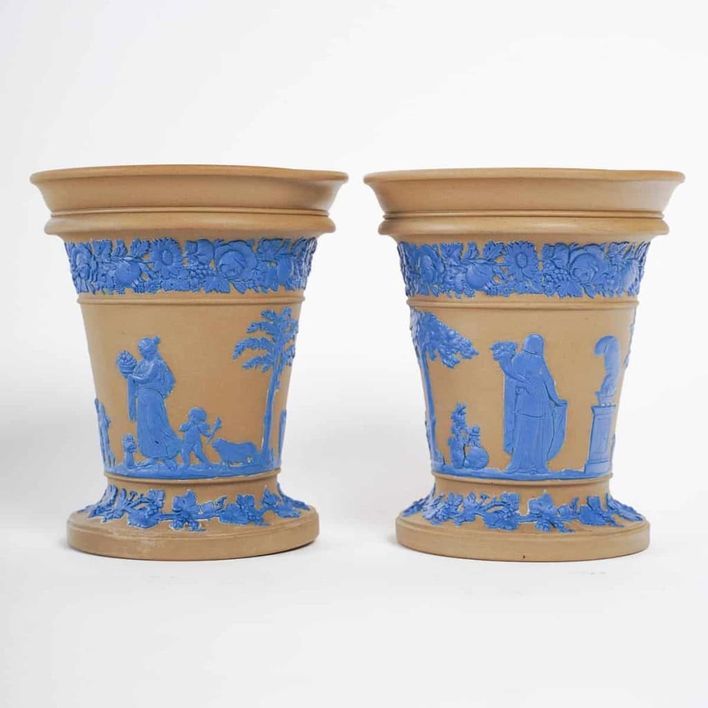 Paire de cache-pots en terre cuite à décor bleu antiquisant, manufacture de Wedgwood, XIXe siècle. | Biron ||||||||||