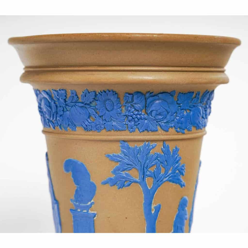 Paire de cache-pots en terre cuite à décor bleu antiquisant, manufacture de Wedgwood, XIXe siècle. | Biron Paire de cache-pots en terre cuite à décor bleu antiquisant, manufacture de Wedgwood, XIXe siècle.