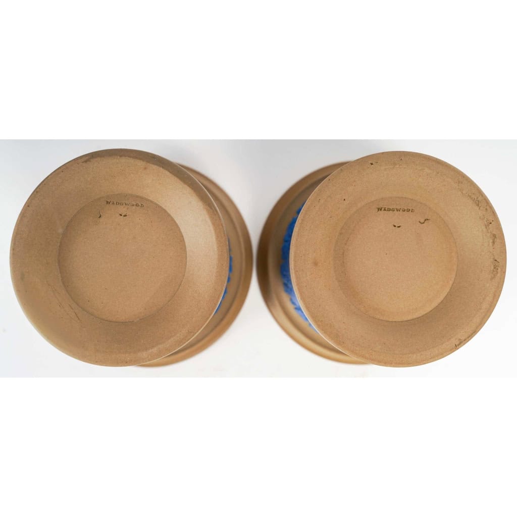 Paire de cache-pots en terre cuite à décor bleu antiquisant, manufacture de Wedgwood, XIXe siècle. | Biron Paire de cache-pots en terre cuite à décor bleu antiquisant, manufacture de Wedgwood, XIXe siècle.