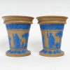 Paire de cache-pots en terre cuite à décor bleu antiquisant, manufacture de Wedgwood, XIXe siècle. | Biron Paire de cache-pots en terre cuite à décor bleu antiquisant, manufacture de Wedgwood, XIXe siècle.