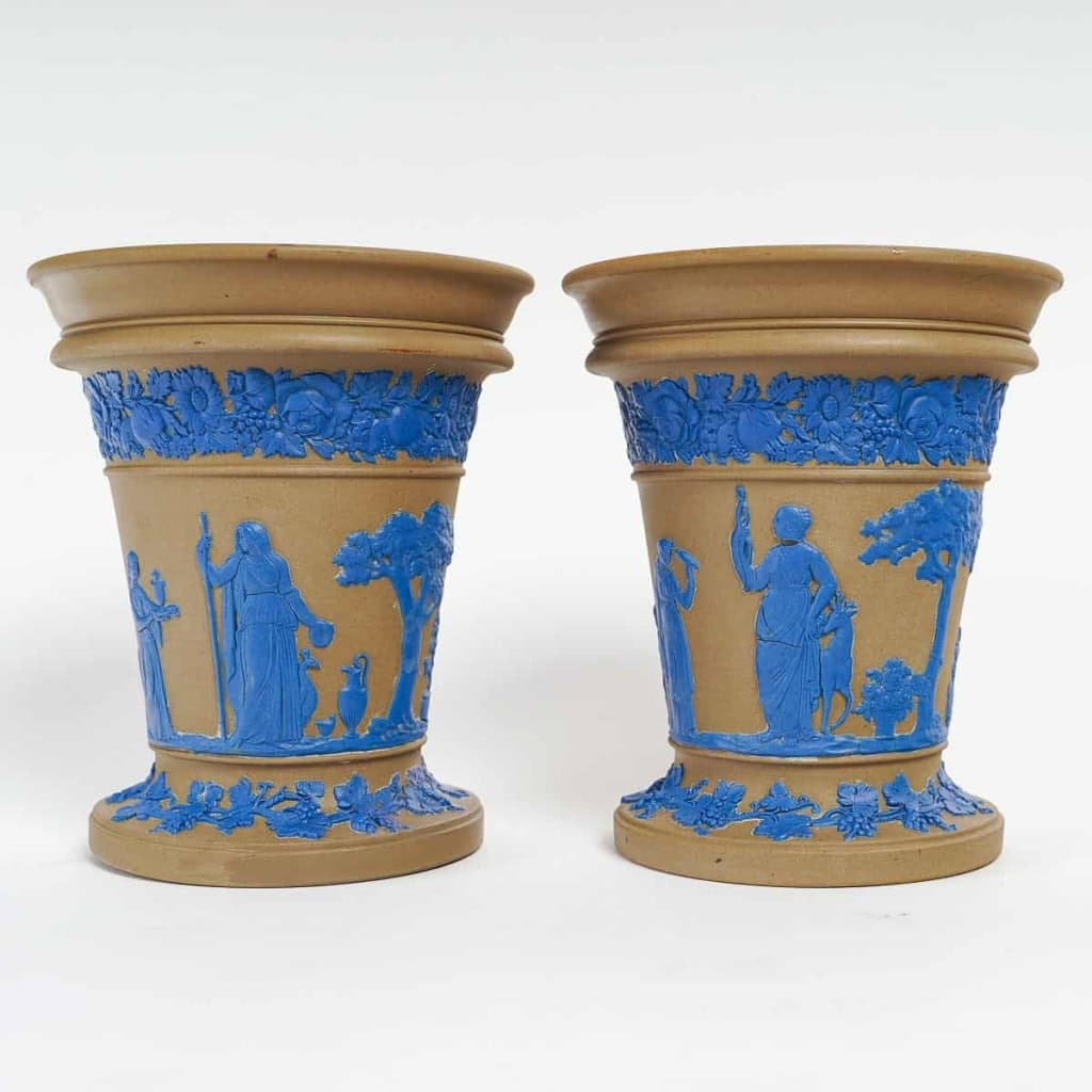 Paire de cache-pots en terre cuite à décor bleu antiquisant, manufacture de Wedgwood, XIXe siècle. | Biron Paire de cache-pots en terre cuite à décor bleu antiquisant, manufacture de Wedgwood, XIXe siècle.