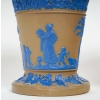 Paire de cache-pots en terre cuite à décor bleu antiquisant, manufacture de Wedgwood, XIXe siècle. | Biron Paire de cache-pots en terre cuite à décor bleu antiquisant, manufacture de Wedgwood, XIXe siècle.