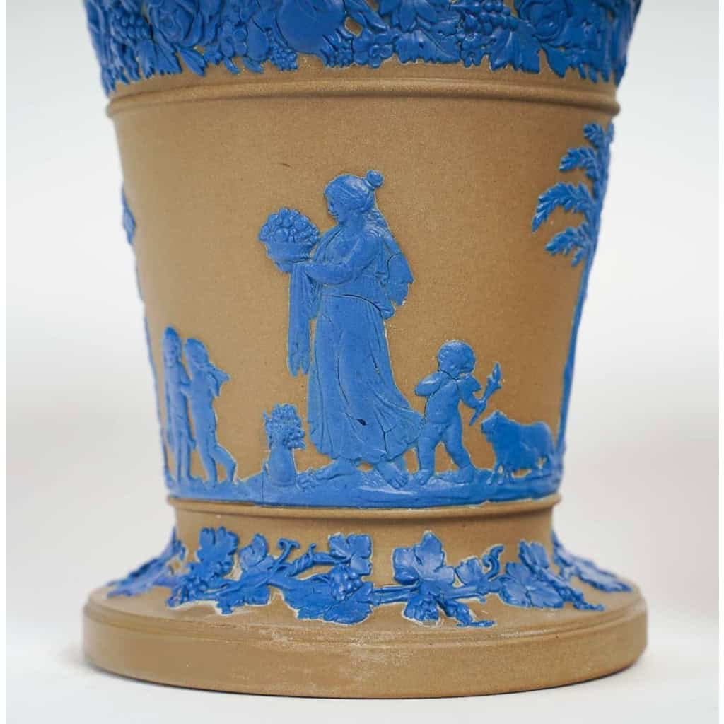 Paire de cache-pots en terre cuite à décor bleu antiquisant, manufacture de Wedgwood, XIXe siècle. | Biron Paire de cache-pots en terre cuite à décor bleu antiquisant, manufacture de Wedgwood, XIXe siècle.